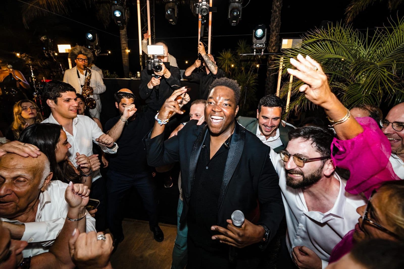 Un chanteur de Soulmates Orchestra au milieu des invités